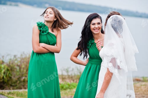 Preview: Bride with two bridesmaids on green dress