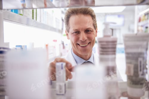 Preview: Handsome pharmacist working
