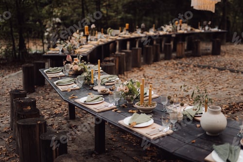 Preview: Beautifully designed wedding table in the forest