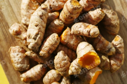 Preview: detail shot of turmeric root in bowl on table ,