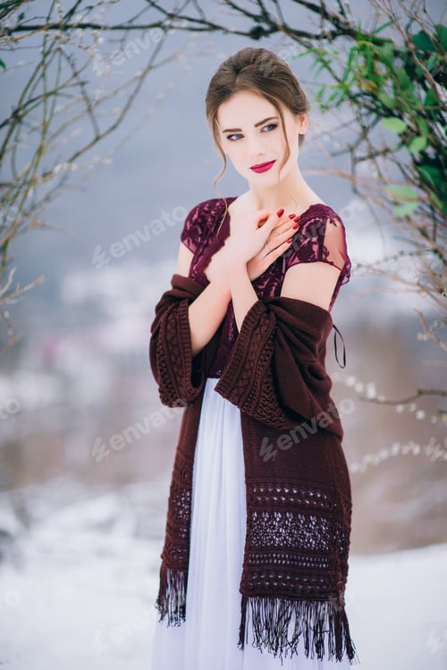 Preview: walk the groom and the bride in the Carpathian mountains