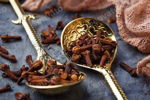 Preview: Dried cloves in spoon
