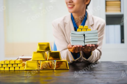 Preview: An Asian businesswoman sitting at her desk, discussing gold bars,deposits,gold market investors