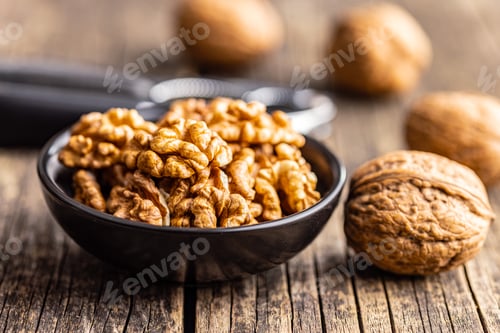 Preview: Peeled dried walnut kernels in bowl.