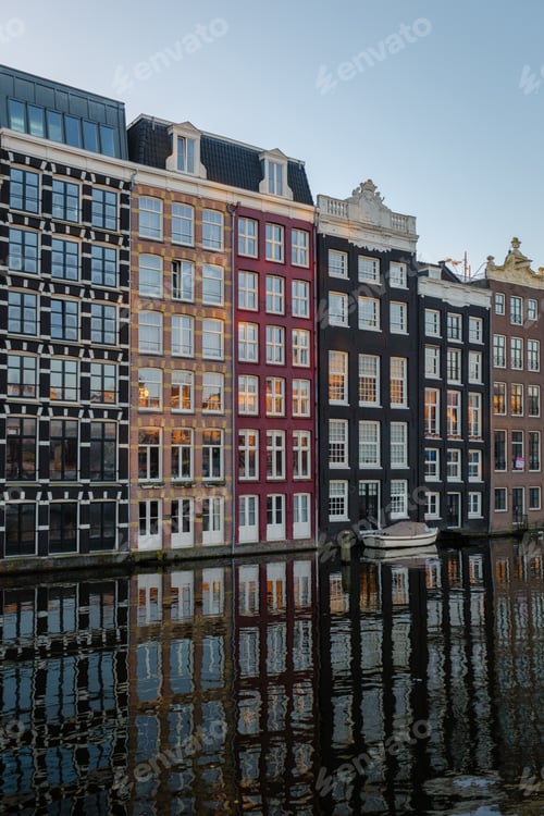 Vorschau: Charmante Herbstreflexionen auf den Kanälen der historischen Architektur Amsterdams