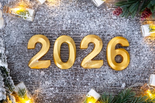 Visualização: Feliz Ano Novo, números dourados 2026 em aconchegante fundo de madeira cinza festivo