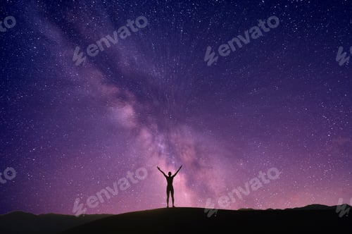 Visualização: Pessoa esticando os braços em frente à aurora, Vale da Morte, Califórnia, EUA