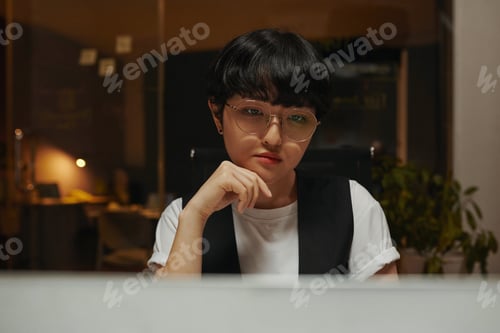 Vorschau: Programmierer betrachtet Code auf dem Bildschirm