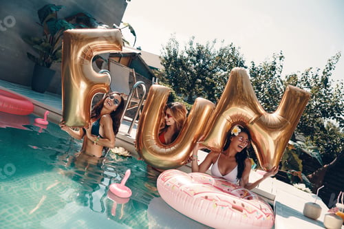 Preview: Attractive young women in swimwear