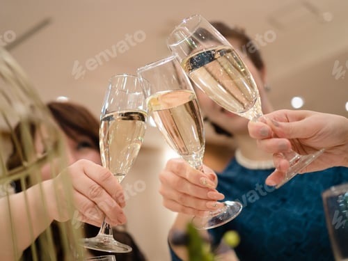 Visualização: Uma japonesa faz um brinde em uma festa.