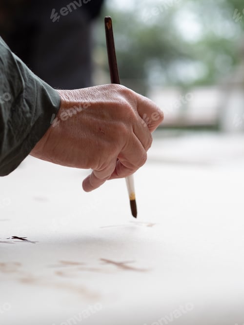 Preview: Artist painting with brush on white canvas: ikebana workshop