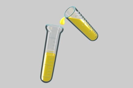 Vista previa: Dos vasos con líquido amarillo