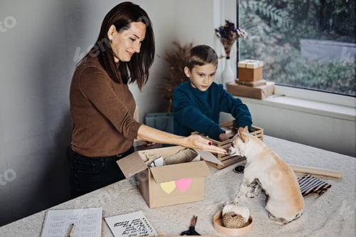 Visualização: Caixa
Charity Care, caixa de doação, ideias para pacotes de presentes. Família feliz, mãe, filho e equipe de acolhimento de cães