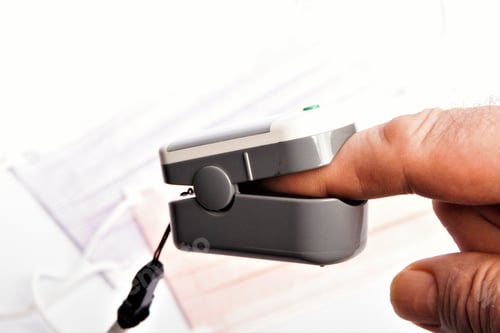 Preview: Closeup shot of a male finger in oximeter checking own oxygen level