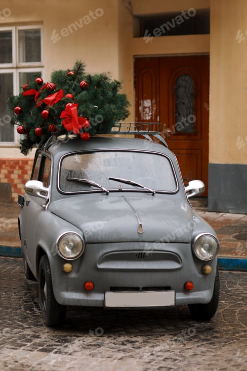 Preview: View of a red retro car with Christmas tree. Winter. Christmas. gray retro car with Christmas tree