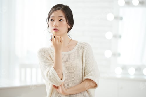 Preview: Pretty girl applying make-up