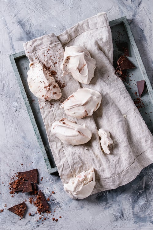 Preview: Baking meringue with chocolate