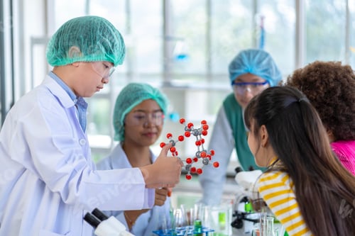 Preview: Group of boys and girls who love science Having fun doing experiments in the school lab.