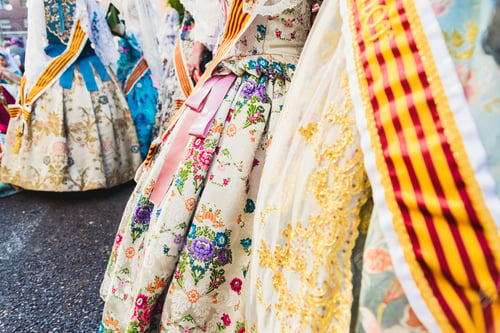Preview: Detail of the typical fallera dress, handmade embroidered dresses for the falleras.