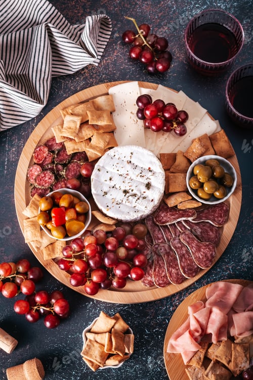 Preview: Mediterranean charcuterie board with various kinds of snacks