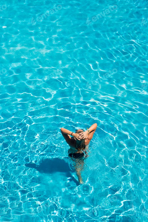 Preview: woman in bikini at the swimming pool