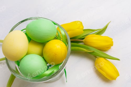 Preview: Easter table centerpiece with yellow tulips and painted eggs in