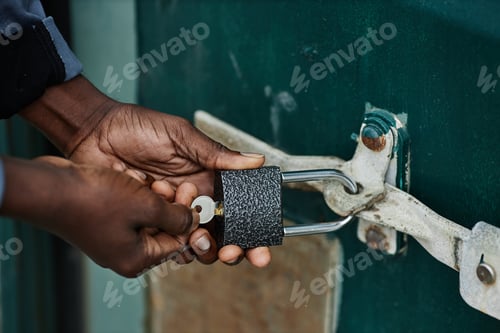 Preview: Close up of male hands opening lock
