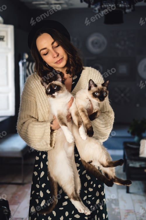 Preview: Portrait woman with Siamese cats