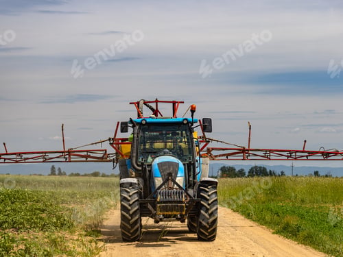 Preview: Tractor goes to spray plant protection products