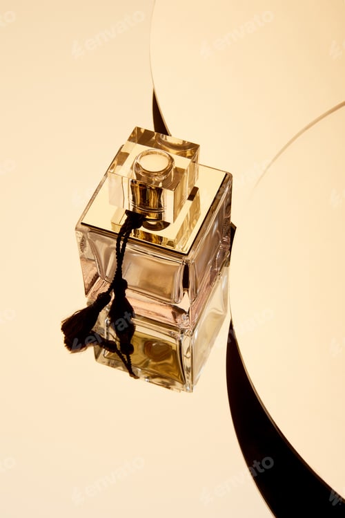 Preview: High angle view of perfume bottle on round mirror surface