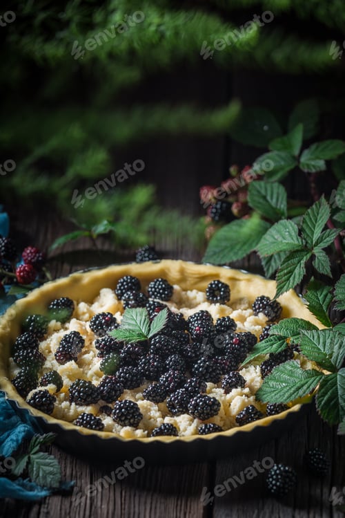 Preview: Sweet and delicious blackberry pie made of fresh fruits