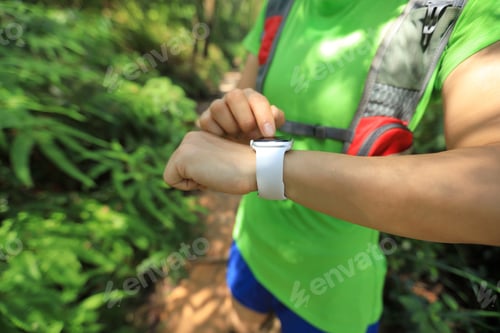 Preview: Ultramarathon runner set the smartphone on forest trail