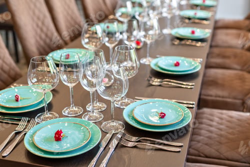 Preview: Served table in restaurant