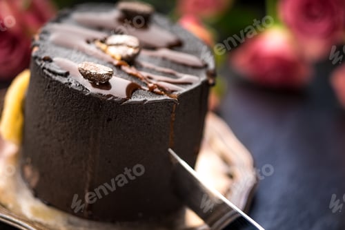 Visualização: Mousse de café e um buquê de rosas em uma mesa azul
