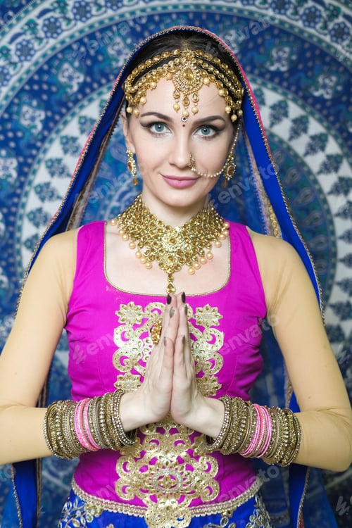 Preview: Portrait Of A Female Model In Ethnic Indian Costume With Jewellery And Traditional Makeup.