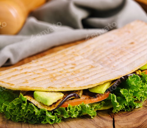 Preview: Tacos with zucchini, lettuce and tomatoes