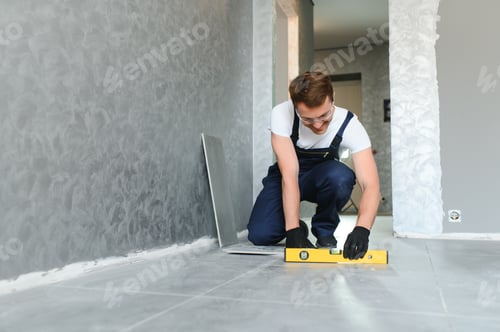 Aperçu: ouvrier industriel, bricoleur installant des carreaux de céramique.