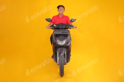 Visualização: Entregador em scooter apontando para a esquerda, parecendo animado contra fundo amarelo