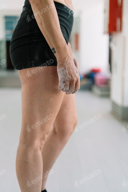Preview: Crop sportswoman with powdered hands