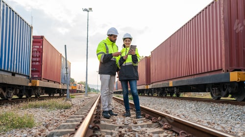 Vorschau: Das Ingenieurteam der Eisenbahn überprüft den Zug auf sicheren Transport.