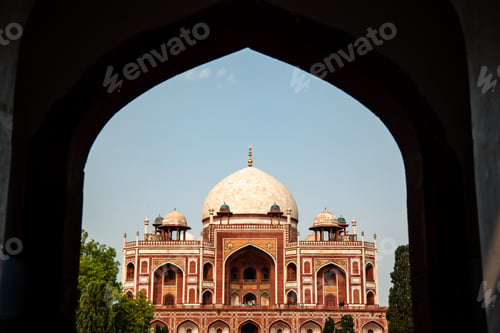 Preview: Humayun's Tomb framed by arch in Delhi, India