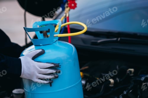 Preview: Close up hand of Mechanics inspect and check the refrigerant and fill the car air conditioner.