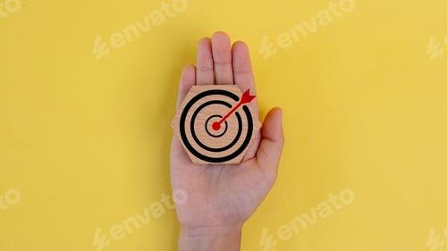 Preview: A hand holding a wooden target with a red arrow pointing to the center