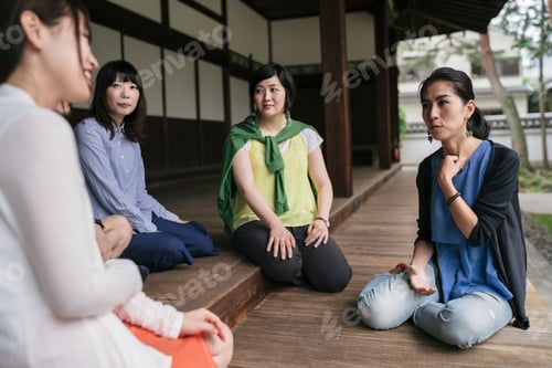 Preview: Group of japanese friends visiting Kyoto