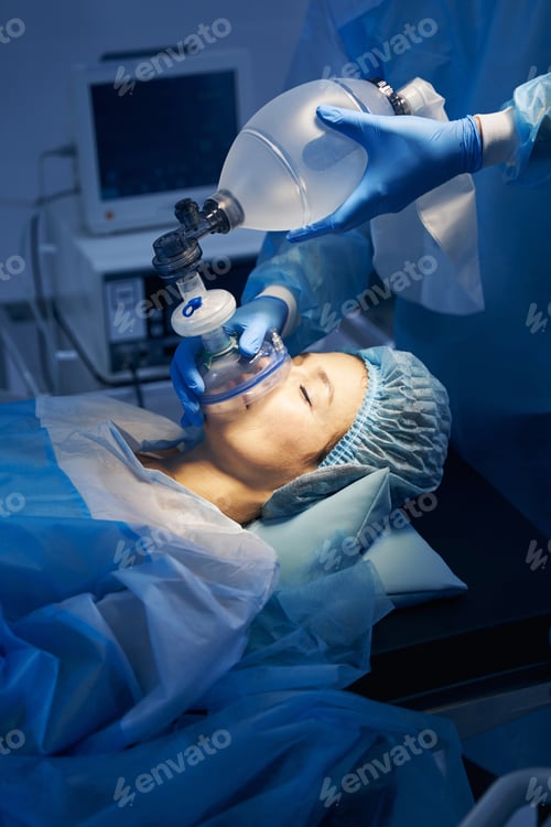 Preview: Doctor maintaining anesthesia in the operating theatre
