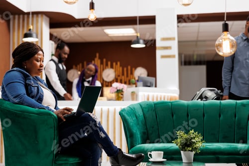 Preview: Woman hotel guest working on laptop