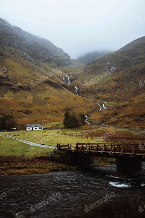 Preview: White cabin in Glencoe