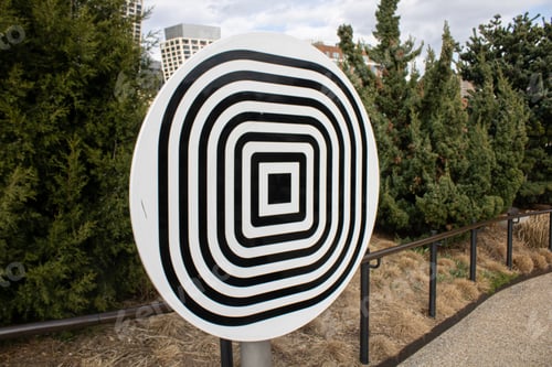 Preview: Circular black and white design with central square