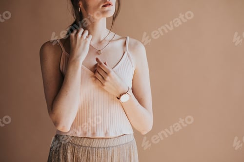 Preview: Model wearing jewelry