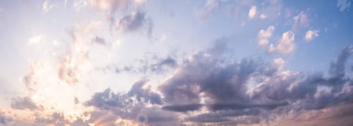 Vorschau: Panorama des Himmels. Orangeblauer und violetter Hintergrund mit Sonnenuntergang